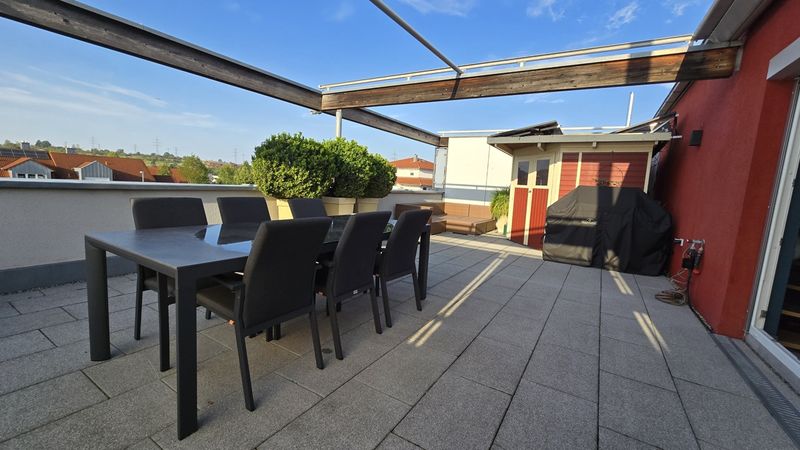Außergewöhnliche 4,5 Zimmer Wohnung mit riesiger Dachterrasse und 2 TG-Stellplätzen in Ortsrandlage!